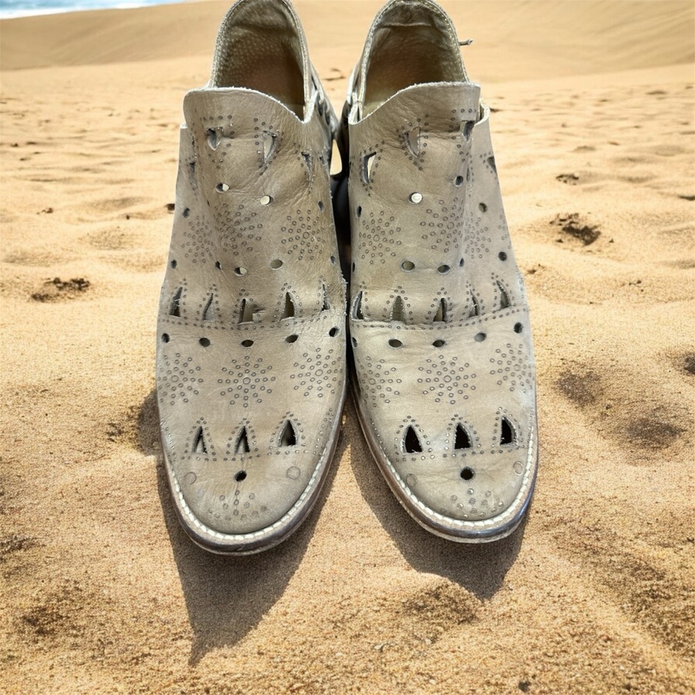 Musse and Cloud AnthropologyBeige Perforated booties